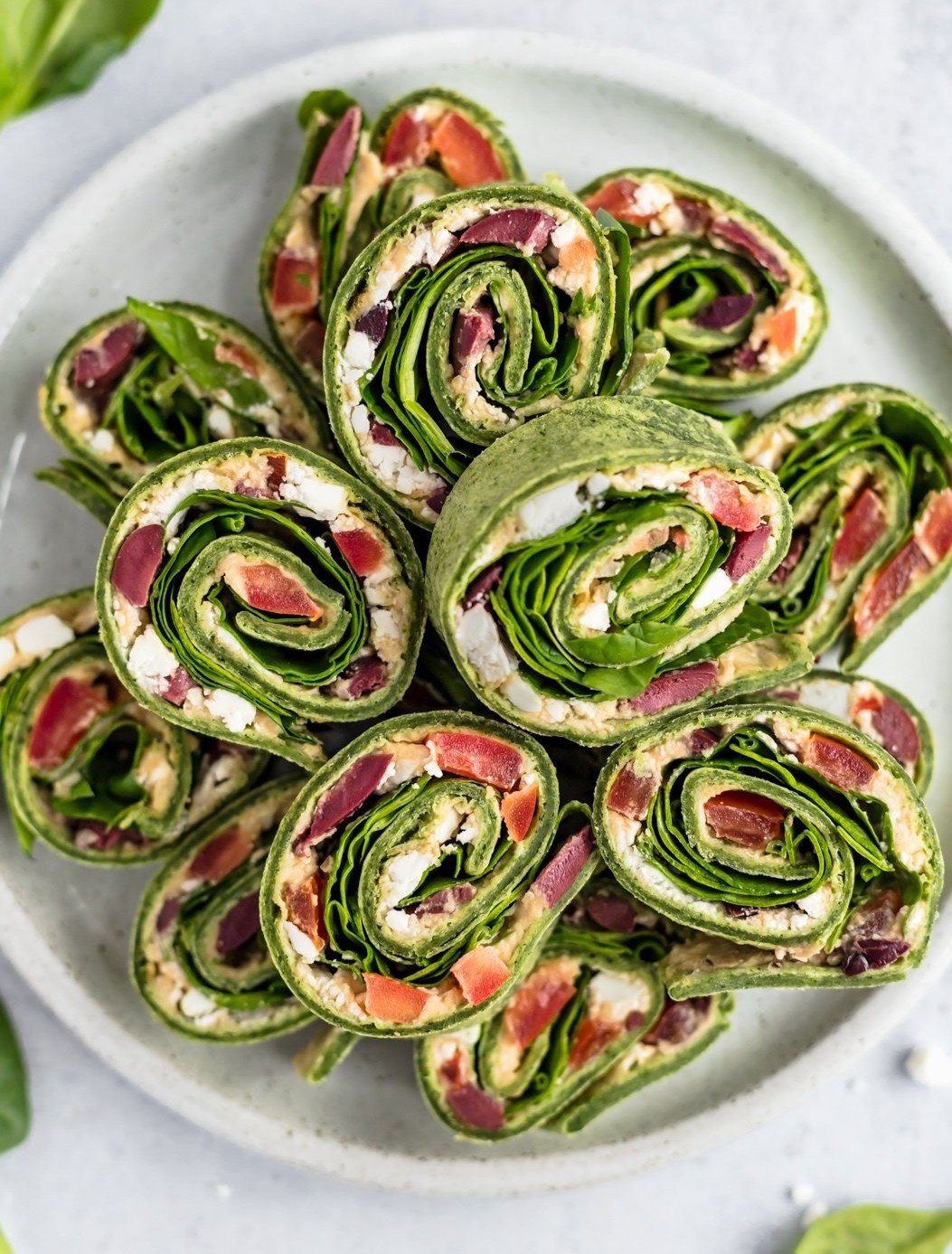 Spinati tortilla rullid fetajuustu ja oliividega
